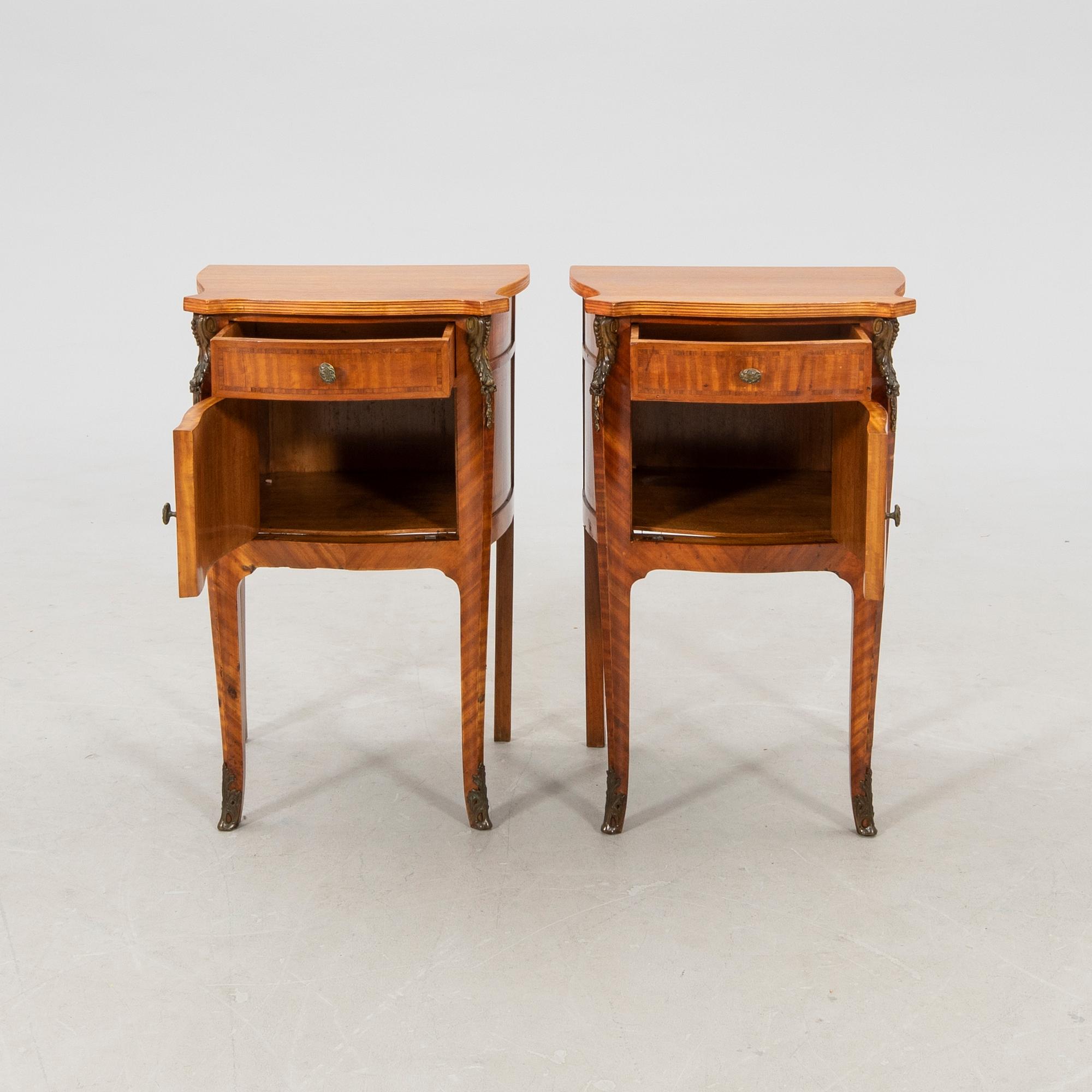 Sängbord ett par rokokostil 1900-talets andra hälft.