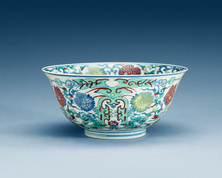 A doucai bowl, Qing dynasty, with Yongzhengs six character mark.