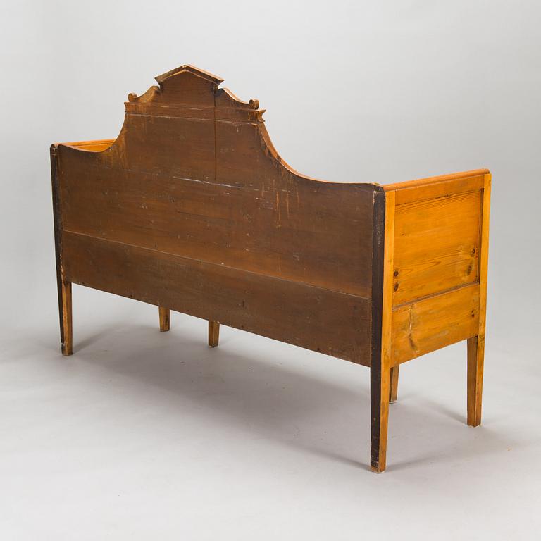 A wooden bed / sofa from around 1900.