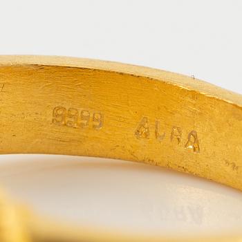 Garnityr av guldsmycken, en collier (14K), ett armband (18K), ett par örhängen (14K) och en ring (14K).