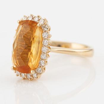 Ring in 18K gold with a faceted citrine and round brilliant-cut diamonds.