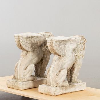 BÄNKUNDERREDE I FORM AV BEVINGADE LEJON, ett par, stenmassa.