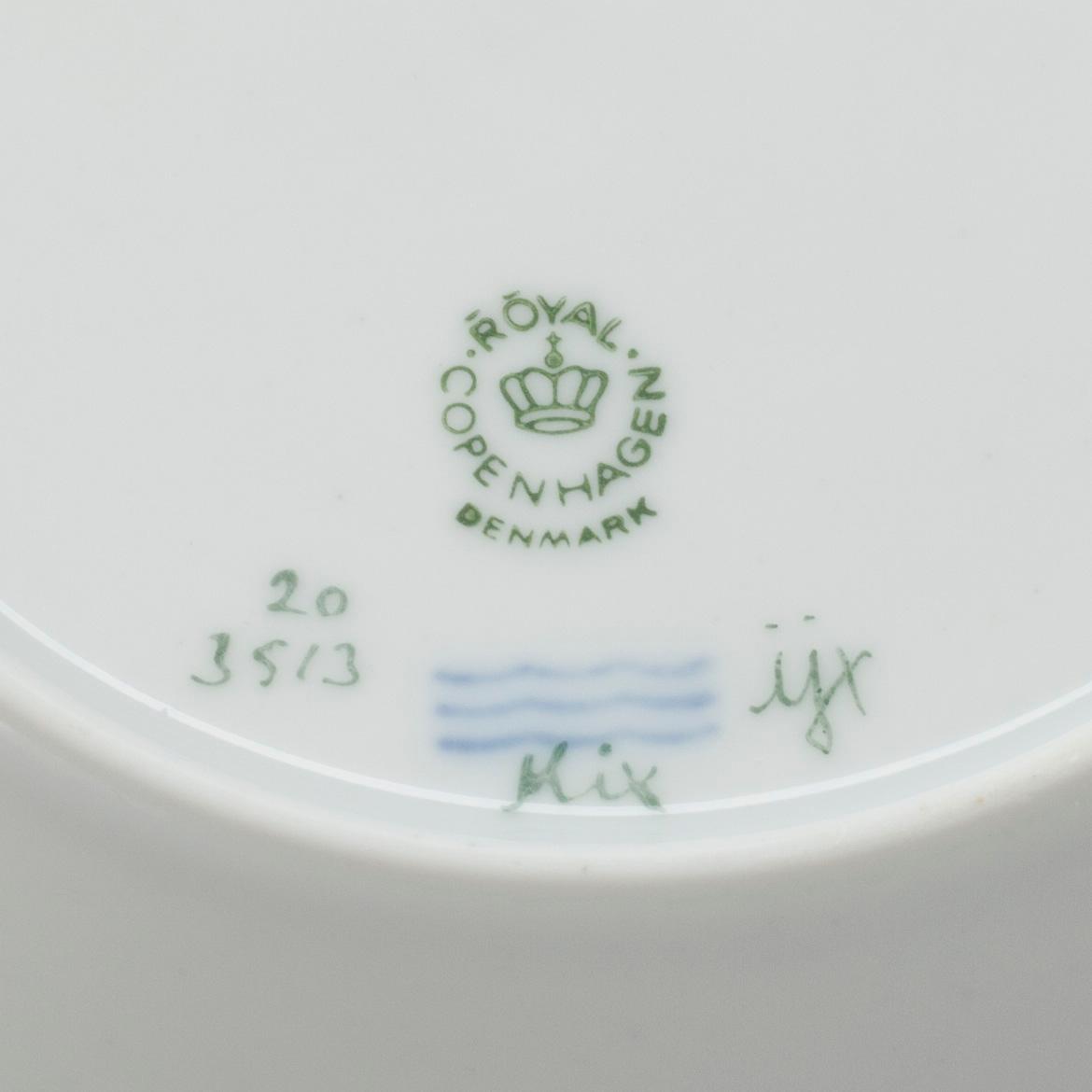 KOPP MED FAT, porslin, "Flora Danica", Royal Copenhagen, Danmark 1984-1991.