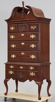 BYRÅ, "Tallboy", Henkel Harris, Virginia Galleries, omkring 1900-talets mitt, brännmärkt.