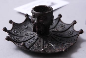 SKULPTUR/BREVPRESS OCH LJUSSTAKE, metall. 1800/1900-tal.