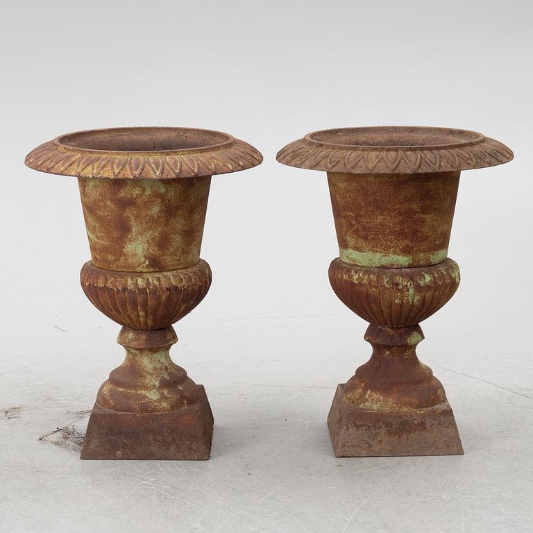 Garden urns, a pair, 20th century.