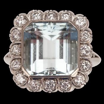 417. A RING, Beryl c. 6.00 ct, brilliant cut diamonds c. 0.64 ct. ~H/I. Platinum. 1960 s. Size 16+, weight 11 g.