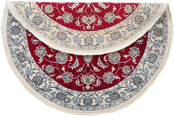A carpet, Nain, part silk, so called. 9LAA. Diameter 137 cm.