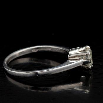 RING, briljantslipad diamant 0.85 ct. L/P2, platina. Ringskenan A. Tillander. Vikt 4,5 g.