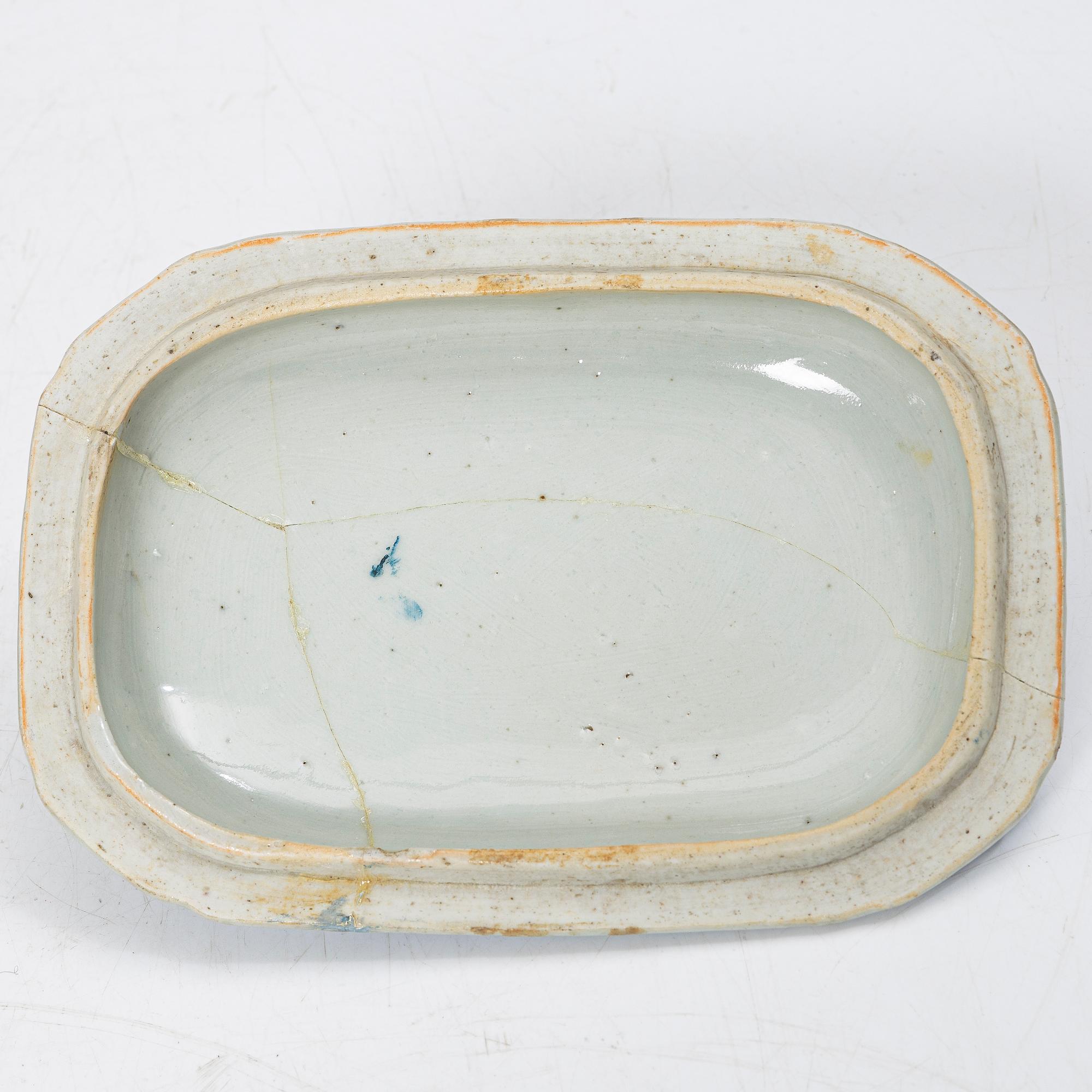Fat samt smörterriner med fat, 2 st, porslin, Kina, Qianlong (1736-95).