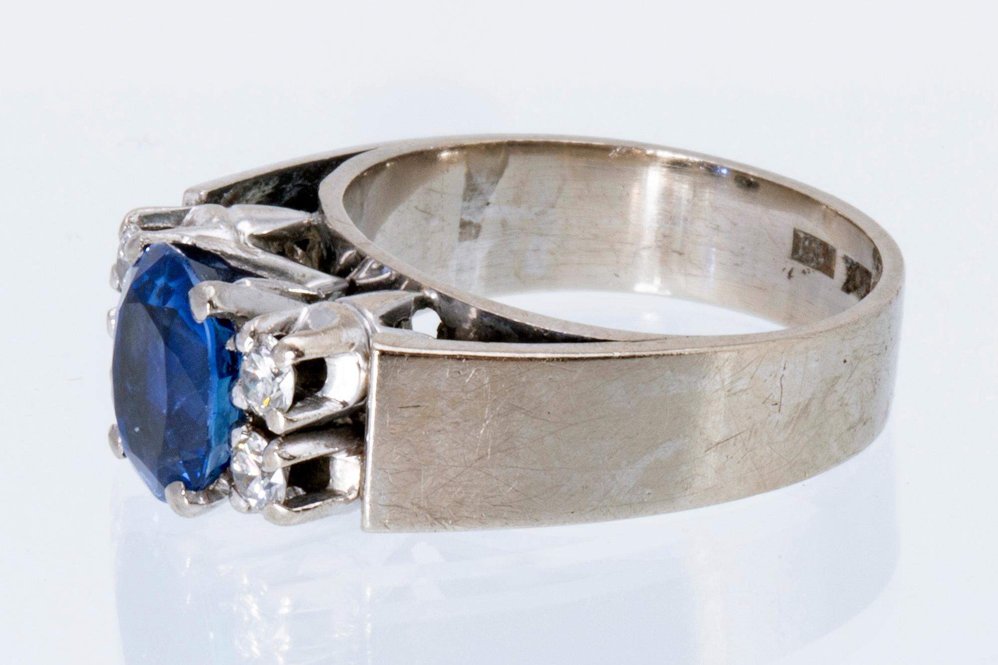 Ring 18K whitegold 1 sapphire approx 8 x 5 mm 4 brilliant-cut diamonds approx 0,30 ct, Atelier Ajour Stockholm 1980.