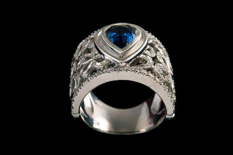 RING, droppslipad safir ca 3.80 ct briljantslipade diamanter ca 1.10 ct H/si. 18K vitguld. Vikt 24 g.