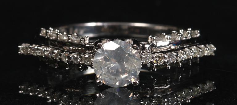 RING, 14 K vitguld samt briljanter.
