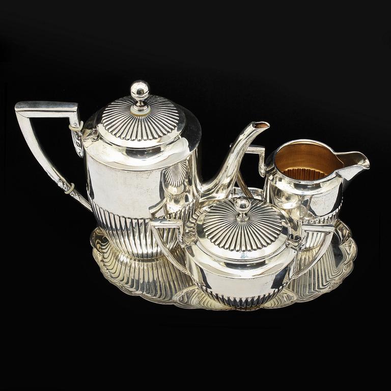 KAFFESERVIS, 3 delar, silver, K Andersson, Sthlm, 1910, vikt 655 g samt BRICKA, silver, CG Hallberg, 1952, vikt 185 g.