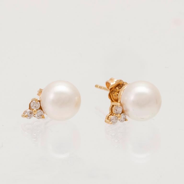 Earrings, a pair in 18K gold with cultured pearls and brilliant-cut diamonds.