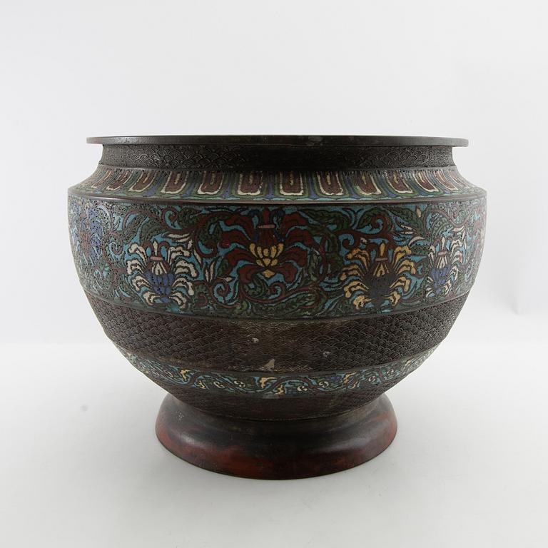 Vase/Outer casing China 20th century cloisonné.