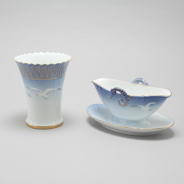 A 57 pcs"Måsen" porcelian dinner service by Bing & Gröndahl, the latter half of the 20th Century.