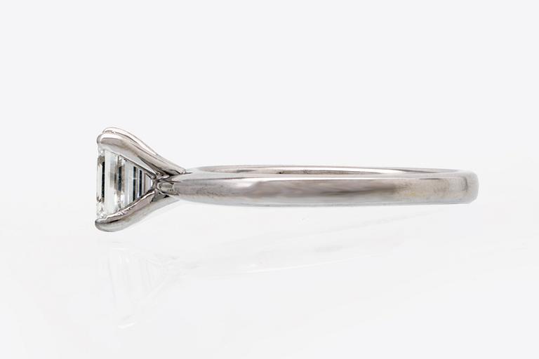 Ring platina med en smaragdslipad diamant 0,73 ct TW (G)/VS2, värderingsintyg Kaplans Stockholm 2020.