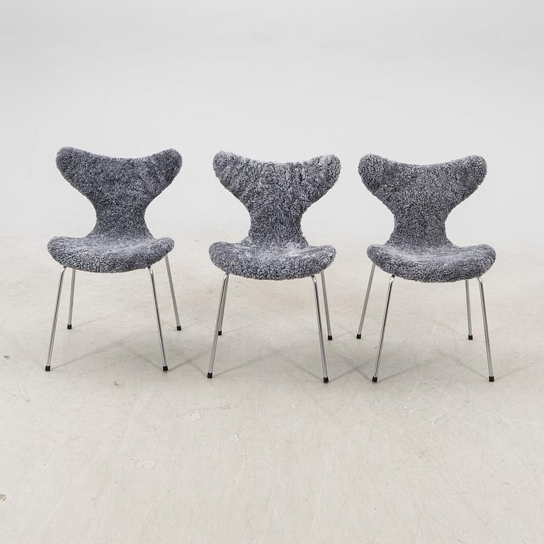 Arne Jacobsen, a set of six "Måsen/Liljan" sheepskin chairs from Fritz Hansen Denmark.