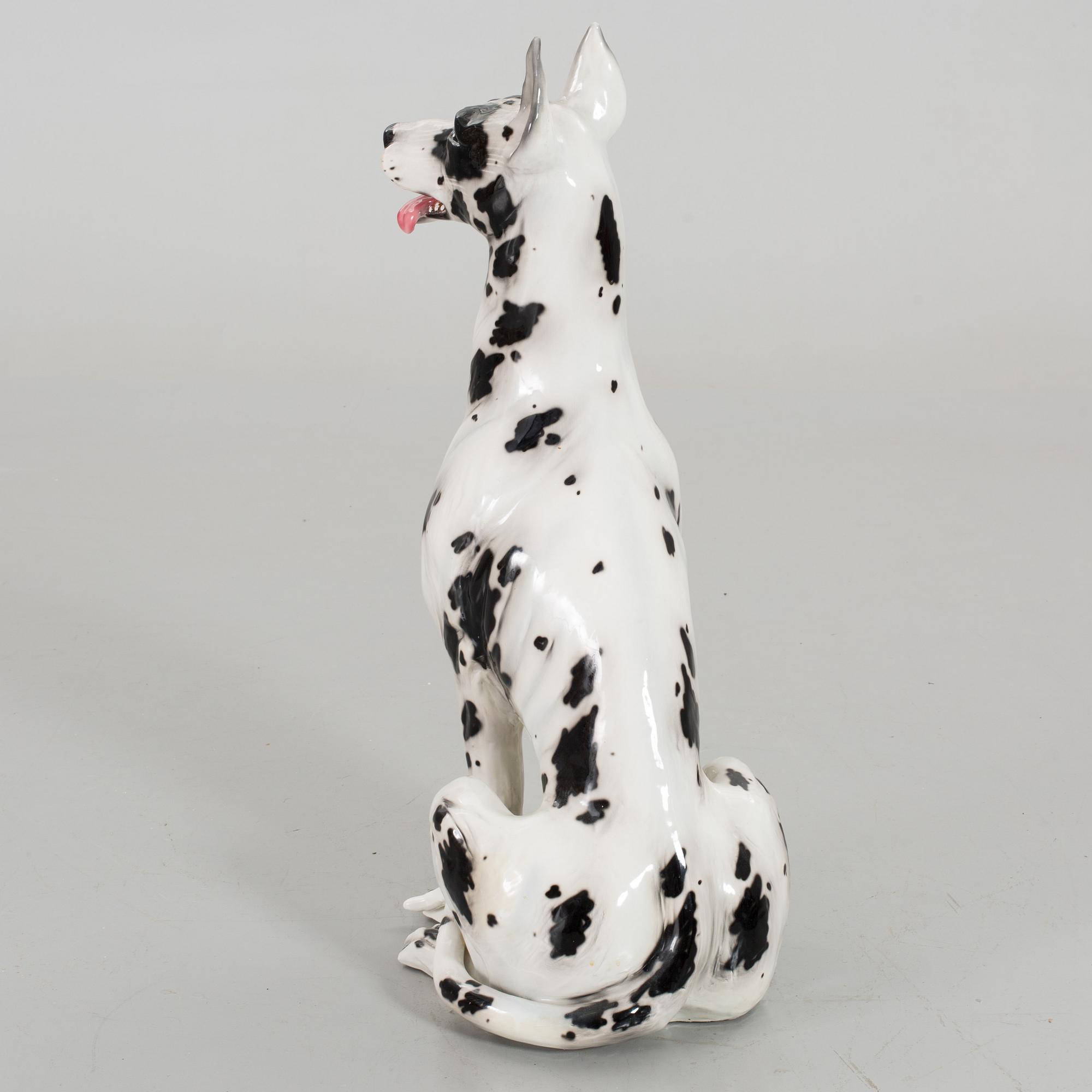 A FIGURIN DOG FROM THE SECOND HALF OF 20TH CENTURY.