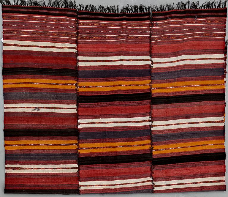 JAJIM, semiantik. Ca 203x136 cm.