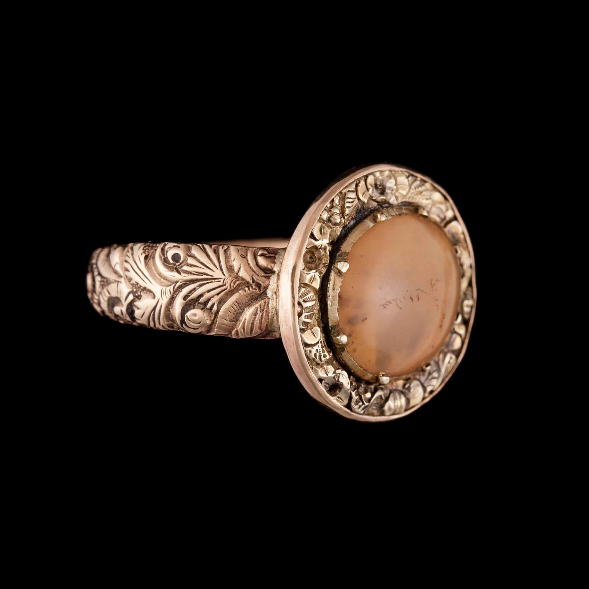 RING, 9K guld, kalcedon, troligtvis England. Vikt ca 5,3 g.