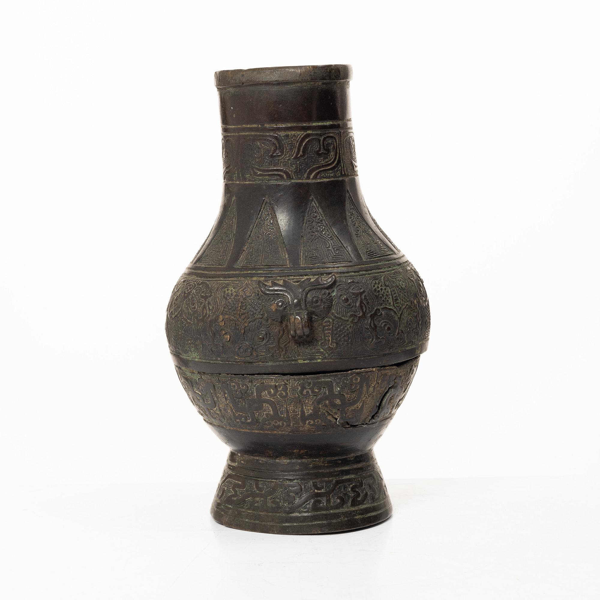 A bronze vase, late Ming dynasty, 17th century.