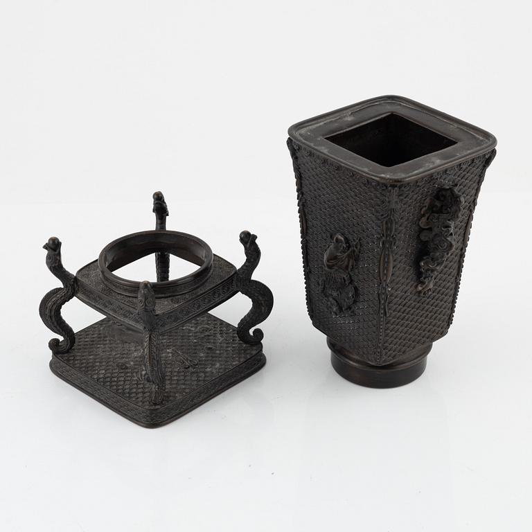 A bronze vase with stand, Japan, Meiji (1868-1912).