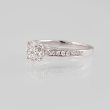 RING, 18K vitguld med briljantslipad diamant ca 0.85 ct samt 14 briljantslipade diamanter 0.15 ct. Vikt 3,1 gram.