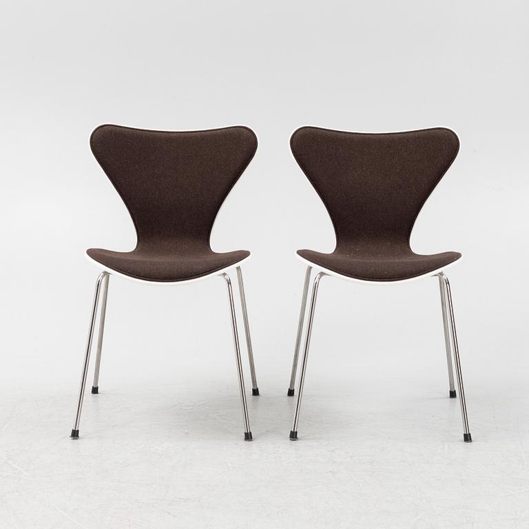 Arne Jacobsen, a set of six 'Series 7' chairs, Fritz Hansen 2013.