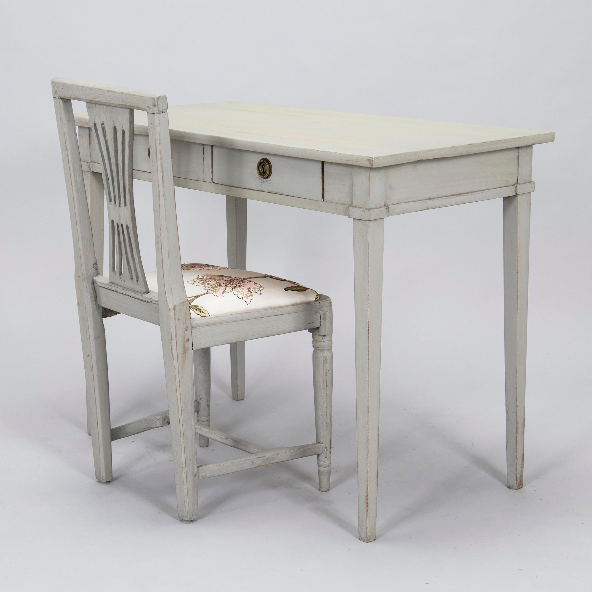 Skrivbord, gustaviansk stil, 1900-tal och stol, gustavianskt provinsarbete, 1700-talets slut.