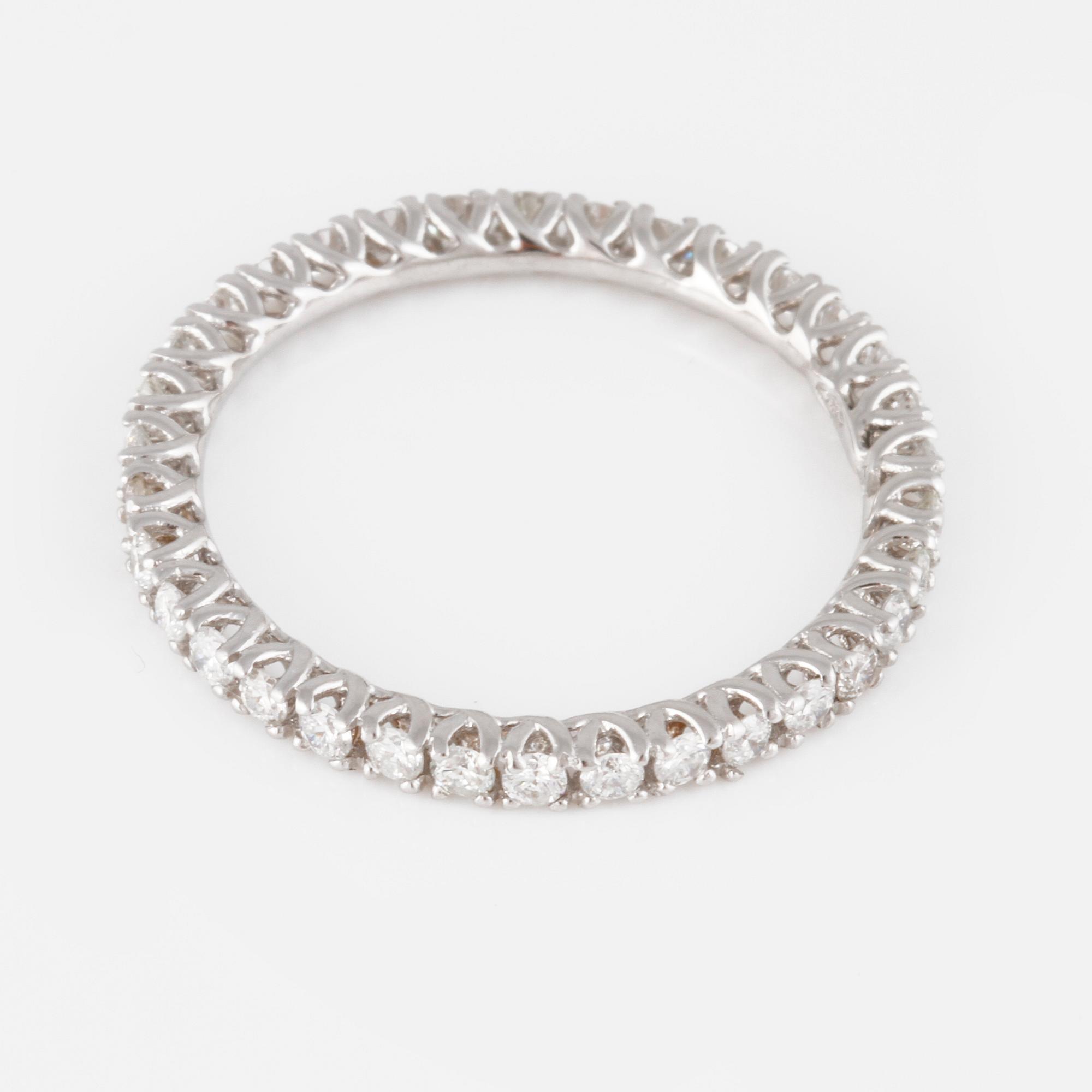 RING, 18K vitguld med briljantslipade diamanter ca 0.60 ct. Vikt 1,4 gram.