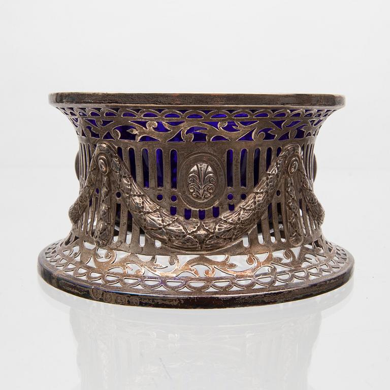 SKÅL i STÄLL, sterling silver och glas, Birmingham, England 1908. Silvervikt ca 201 g.
