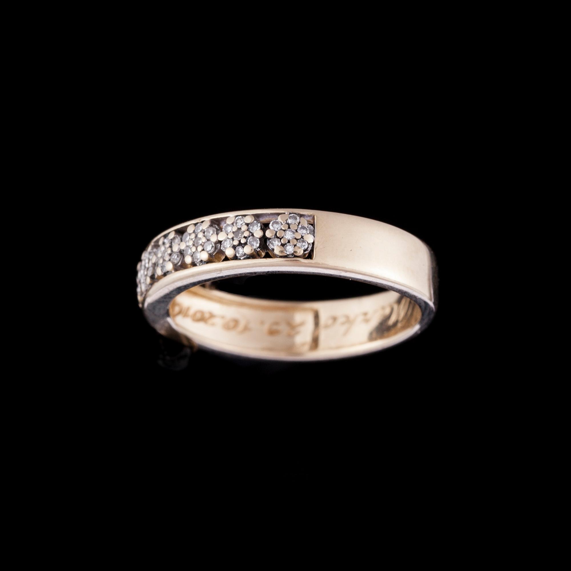 RING, guld 14K, små diamanter, enligt gravyr 0,17 ct. Vikt 3,4 g.