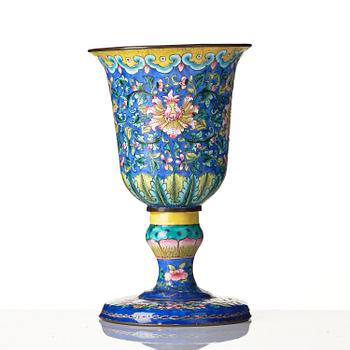 Bägare samt kopp med fat, emalj på koppar. Qingdynastin, 1700/1800-tal.