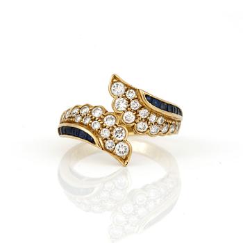 RING, 18K guld med briljantslipade diamanter, tot ca 0,73 ct och trappslipade safirer. Total vikt ca 5,10 g.