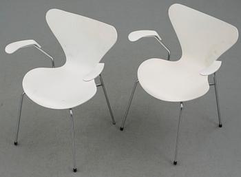 KARMSTOLAR, ett par, "Sjuan" Arne Jacobsson för Fritz Hansen.