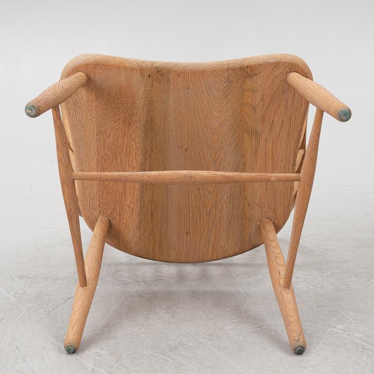 Frits Henningsen, a set of eight Windor chairs, Carl Hansen & Søn, Denmark.