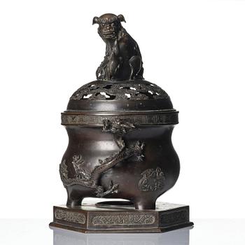 A large bronze censer with cover, Qing dynasty, 19th century.