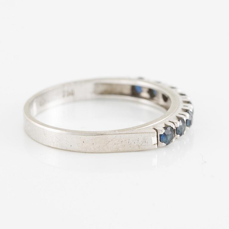 Alliansring 18K vitguld med safirer.