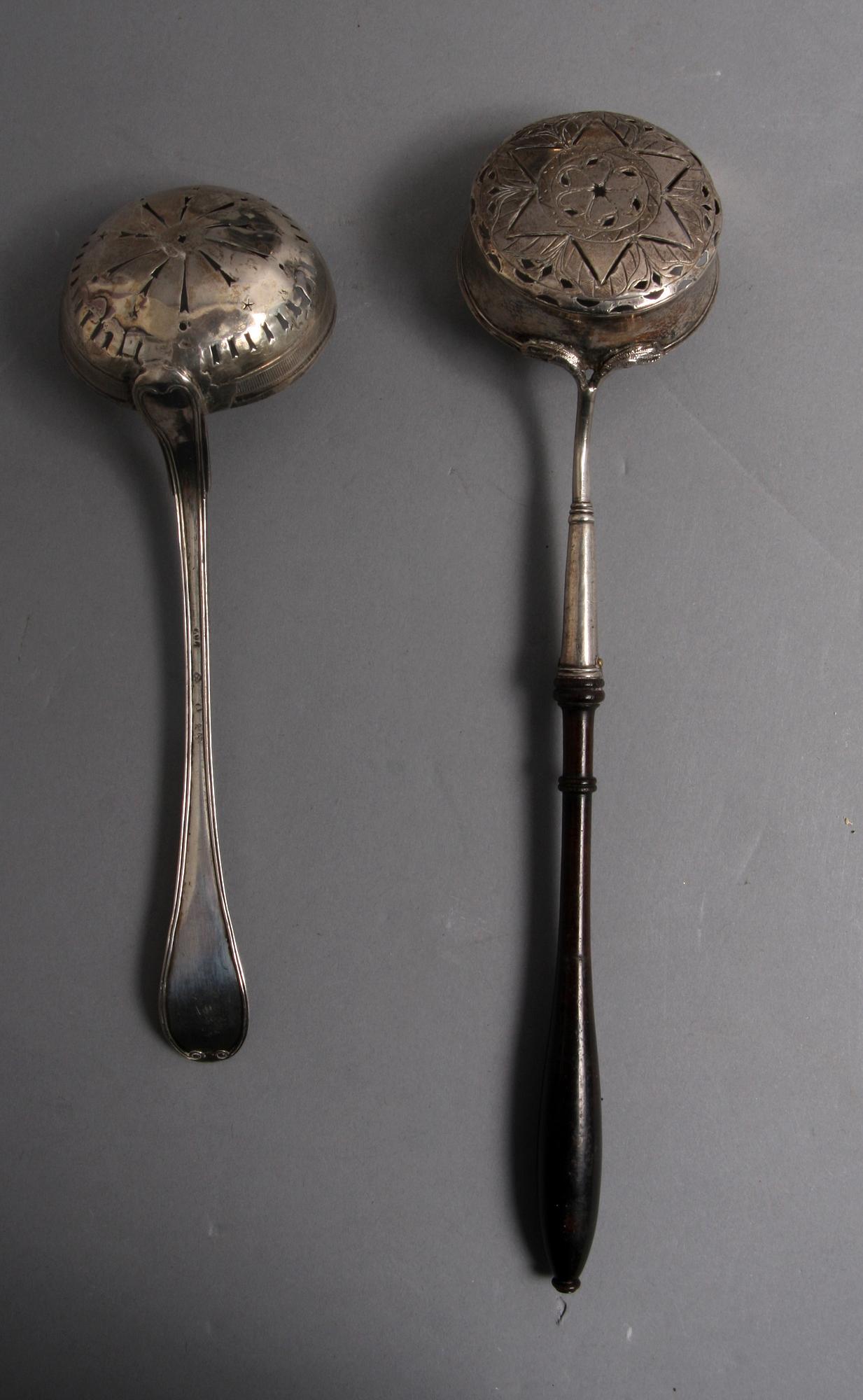 GRÄDDKANNA OCH STRÖSKEDAR, 1+2, silver, 1800-tal.