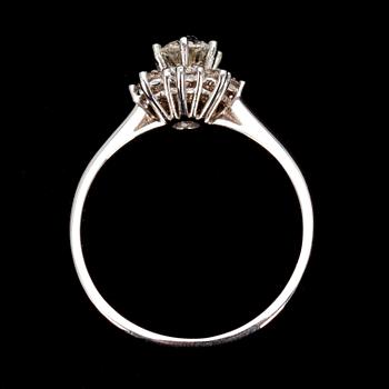 RING, vitguld 18K, briljantslipade diamanter, mittsten 0,46 ct, sidostenar tot. 0,29 ct. Intyg 212.