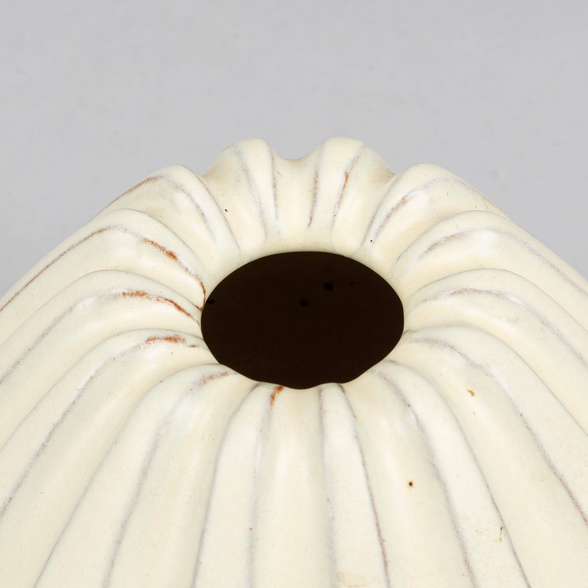 Two earthenware vases by Vicke Lindstrand, Uppsala Ekeby.