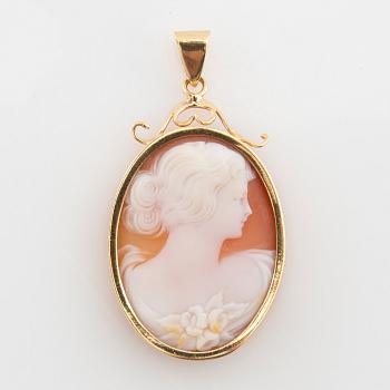 Hängen 2 st av skurna snäckskalskaméer infattade i 18K guld.