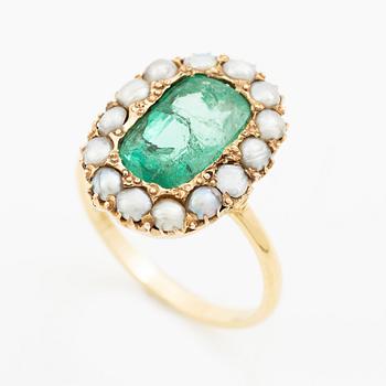 Ring in 18K gold with a cushion-shaped emerald and half pearls.