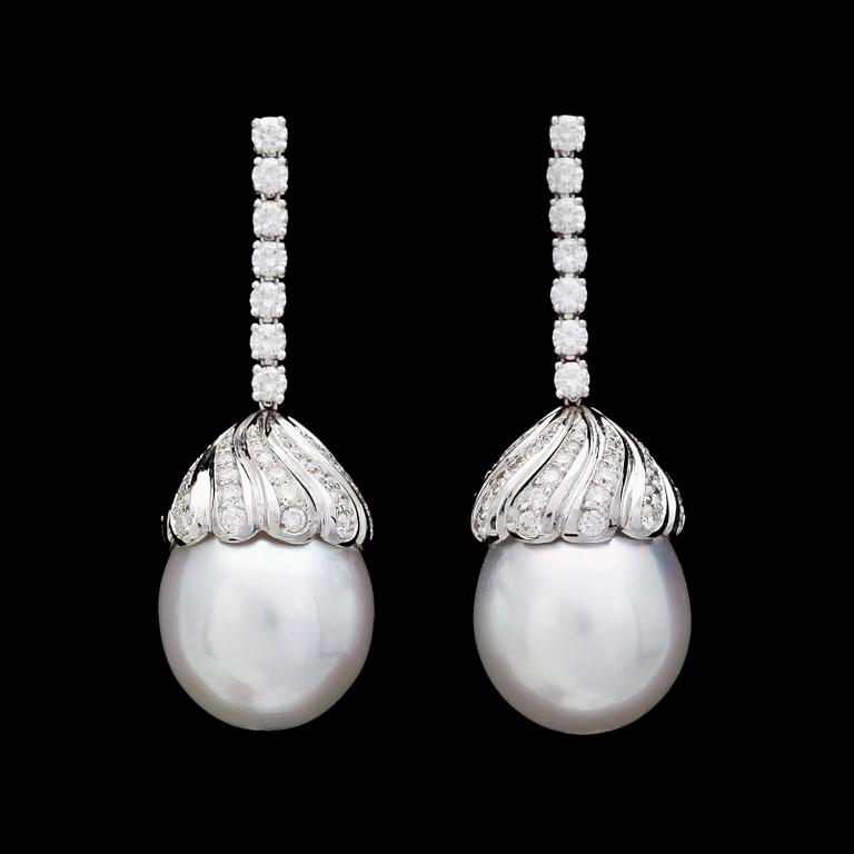 ÖRHÄNGEN, odlade South sea pärlor, 14, 4 mm. med briljantslipade diamanter, tot. ca 1.45 ct.