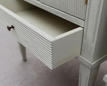 SÄNGBORD, 1 par, gustaviansk stil, 1900-talets andra hälft.