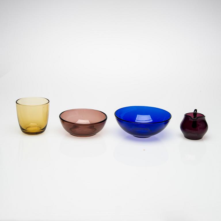 SAFTGLAS-SET I KORG samt DRICKSGLAS, 13 st, Kaj Franck, 1950-60-tal.