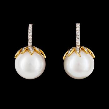 211. EARRINGS, brilliant cut diamonds and cultured South sea pearls, 16,4 mm.