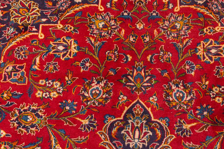 A Kashan carpet, ca 435 x 310 cm.
